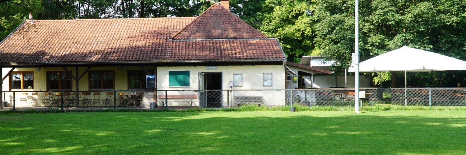 Clubheim mit Terrasse und großer Trainingswiese an der Roßwachtstraße in Dachau